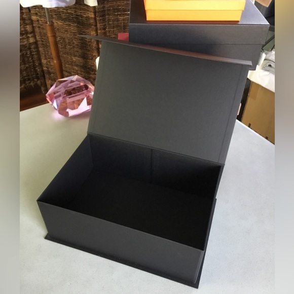 CHANEL EMPTY MAGNET BOX WITH SMALL DUST BAG AND BOOK. - Picture 2 of 14